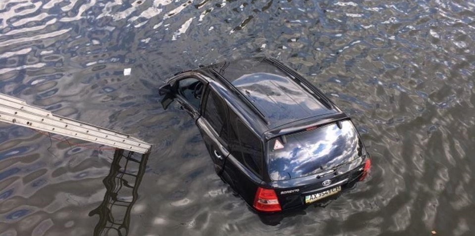 Что делать когда ваш автомобиль попал в водоем